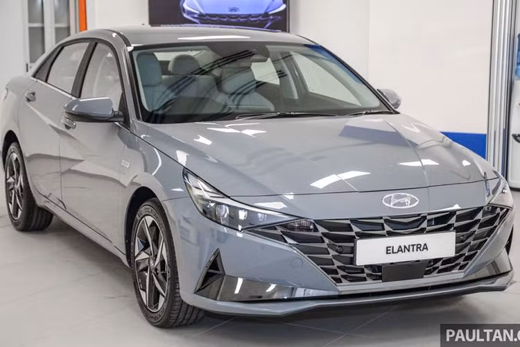 Tại thị trường Malaysia, giá xe Hyundai Elantra 2021 được phân phối với 2 bản là Executive và Premium cùng mức bán ra lần lượt 139.888 RM (khoảng 780 triệu đồng) và 158,888 RM (khoảng 886 triệu đồng). Dự kiến xe sẽ về Việt Nam khoảng cuối năm nay.
