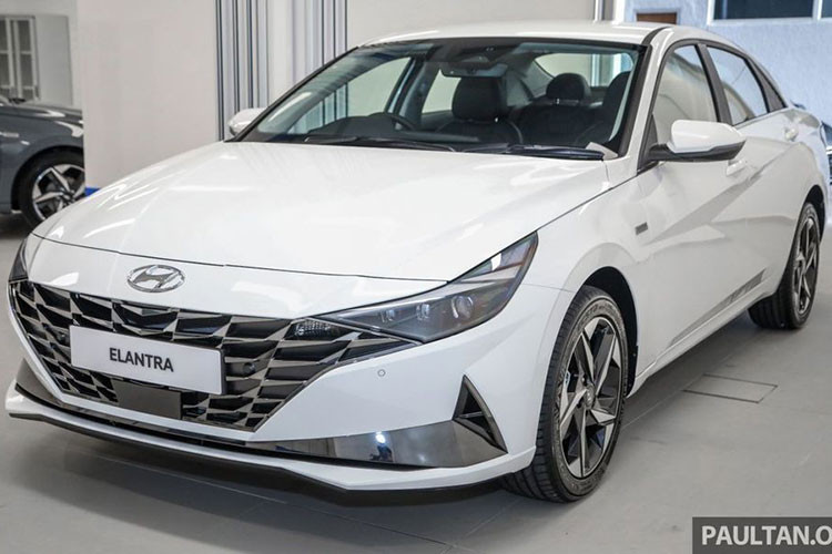 Sau nhiều lần nâng cấp, cuối cùng Hyundai Elantra thế hệ thứ 7 cũng được ra mắt khách hàng. Giữ đúng truyền thống của thương hiệu ôtô Hàn Quốc, Hyundai Elantra 2021 sở hữu sự "lột xác" toàn diện từ trong ra ngoài với xu hướng coupe hóa như nhiều mẫu xe đối thủ hiện nay.