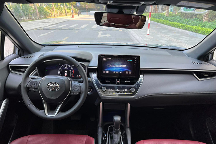Về nội thất, Corolla Cross 2024 cung cấp hai lựa chọn màu sắc nội thất là đen hoặc đỏ, nổi bật với các đường chỉ may tỉ mỉ trên ghế da, tạo nên cảm giác sang trọng và tỉ mỉ. Xe được trang bị màn hình hiển thị đa thông tin cỡ lớn 12.3 inch cho cả hai phiên bản và màn hình giải trí 9 inch có khả năng kết nối không dây với điện thoại thông minh.