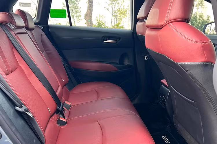 Bên cạnh đó là những tính năng an toàn khác như hệ thống cảnh báo điểm mù, cảnh báo phương tiện cắt ngang phía sau, cân bằng điện tử, hỗ trợ khởi hành ngang dốc, cảnh báo áp suất lốp, camera 360 độ, 8 cảm biến hỗ trợ đỗ xe và 7 túi khí cũng được trang bị cho xe. Phiên bản 1.8 HEV có thêm tính năng hỗ trợ phanh khi lùi.