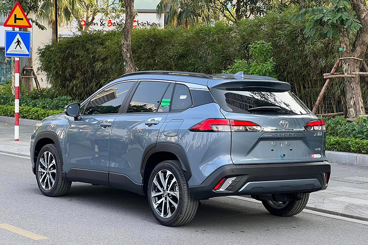 Trong khi đó, bản 1.8 HEV được trang bị hệ truyền động hybrid, bao gồm động cơ xăng 4 xi-lanh, dung tích 1.8L, cho công suất tối đa 97 mã lực và mô-men xoắn cực đại 142 Nm. Đi kèm với động cơ này là hộp số e-CVT và mô-tơ điện có công suất tối đa 72 mã lực cùng mô-men xoắn cực đại 163 Nm. Nhờ đó, bản 1.8 HEV chỉ tiêu thụ lượng xăng 3,01 lít/100 km khi di chuyển trong đô thị.