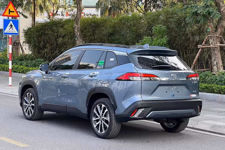 Trong khi đó, bản 1.8 HEV được trang bị hệ truyền động hybrid, bao gồm động cơ xăng 4 xi-lanh, dung tích 1.8L, cho công suất tối đa 97 mã lực và mô-men xoắn cực đại 142 Nm. Đi kèm với động cơ này là hộp số e-CVT và mô-tơ điện có công suất tối đa 72 mã lực cùng mô-men xoắn cực đại 163 Nm. Nhờ đó, bản 1.8 HEV chỉ tiêu thụ lượng xăng 3,01 lít/100 km khi di chuyển trong đô thị.