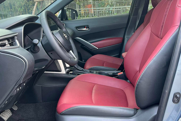 Tương tự phiên bản cũ, Toyota Corolla Cross 2024 vẫn có gói công nghệ an toàn chủ động Toyota Safety Sense với những tính năng như cảnh báo tiền va chạm, cảnh báo lệch làn và hỗ trợ giữ làn đường, đèn chiếu xa tự động, điều khiển hành trình chủ động,... 