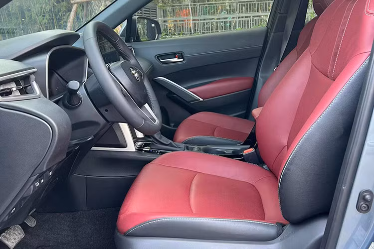 Tương tự phiên bản cũ, Toyota Corolla Cross 2024 vẫn có gói công nghệ an toàn chủ động Toyota Safety Sense với những tính năng như cảnh báo tiền va chạm, cảnh báo lệch làn và hỗ trợ giữ làn đường, đèn chiếu xa tự động, điều khiển hành trình chủ động,... 