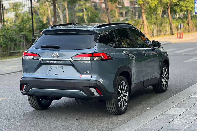 Cụm đèn pha LED mới được thiết kế sắc nét hơn, tích hợp đèn báo rẽ theo kiểu dòng chảy. Đèn hậu LED cũng được thiết kế lại để dễ nhận diện hơn. Các chi tiết như giá nóc, cánh gió và bộ vành đa chấu hợp kim hai màu được giữ nguyên từ phiên bản cũ.