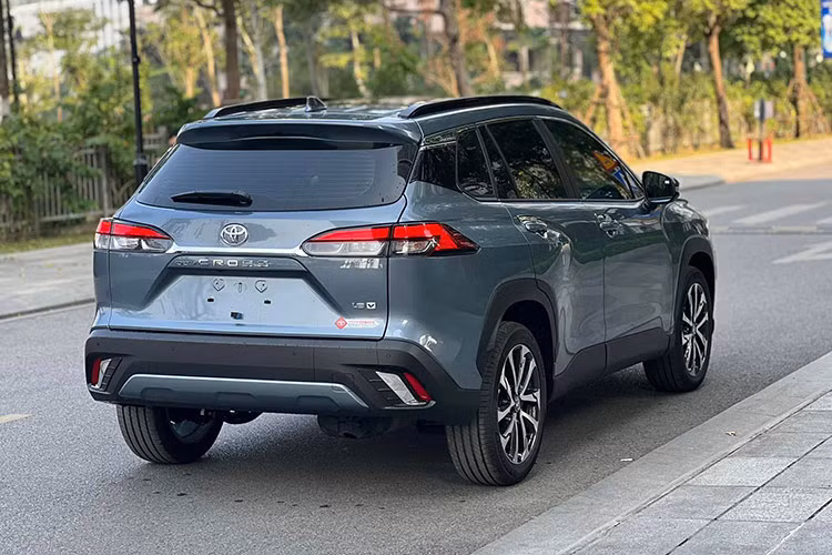 Cụm đèn pha LED mới được thiết kế sắc nét hơn, tích hợp đèn báo rẽ theo kiểu dòng chảy. Đèn hậu LED cũng được thiết kế lại để dễ nhận diện hơn. Các chi tiết như giá nóc, cánh gió và bộ vành đa chấu hợp kim hai màu được giữ nguyên từ phiên bản cũ.