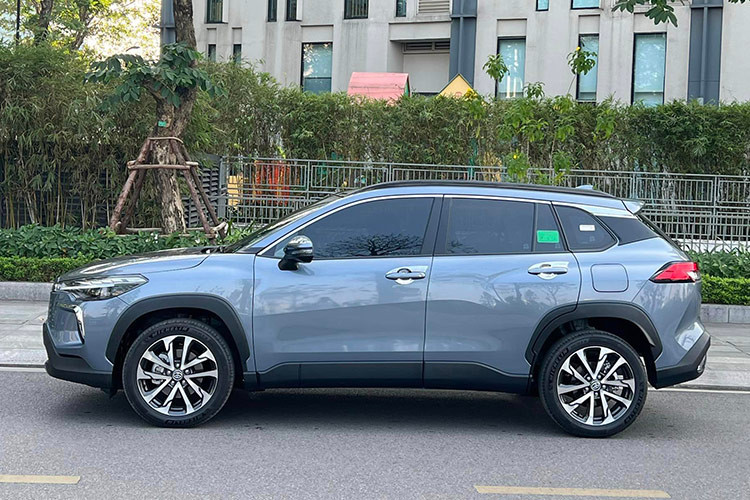 Chiếc Toyota Corolla Cross phiên bản 1.8V 2024 này sở hữu ngoại thất màu xanh, đã lăn bánh 2.000 km, đang được chào giá khoảng 845 triệu đồng. Mới được đăng ký từ tháng 7/2024, đây có thể là chiếc Corolla Cross 2024 đầu tiên tại Việt Nam xuất hiện trên thị trường ôtô đã qua sử dụng. 