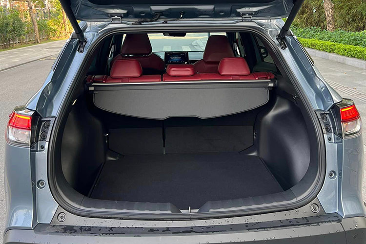 Đáng tiếc là động cơ của mẫu SUV cỡ B này không có gì thay đổi. Xe vẫn dùng động cơ 4 xi-lanh, dung tích 1.8L, tạo ra công suất cực đại 140 mã lực và mô-men xoắn cực đại 172 Nm, kết hợp với hộp số biến thiên vô cấp CVT-i, ở bản 1.8 V.