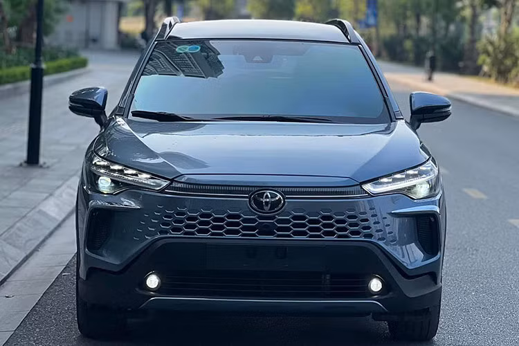 Về ngoại hình, Toyota Corolla Cross 2024 mang đến diện mạo mới với lưới tản nhiệt dạng tổ ong, gợi nhớ đến thiết kế của Lexus RX. Kích thước vẫn như bản trước, với thông số tổng 4.460 x 1.825 x 1.620 (mm), chiều dài cơ sở 2.640mm và khoảng sáng gầm 161mm.