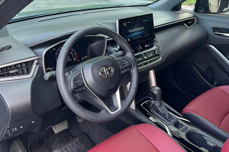 Những tiện ích hiện đại khác bao gồm cổng sạc USB Type-C, phanh đỗ điện tử và hệ thống giữ phanh tự động. Ngoài ra, mẫu SUV cỡ B này còn có kính trần toàn cảnh mới. Khi mua mẫu SUV cỡ B này, khách hàng Việt Nam có thể chọn nội thất màu đen hoặc đỏ với đường chỉ khâu thực tế trên ghế da.