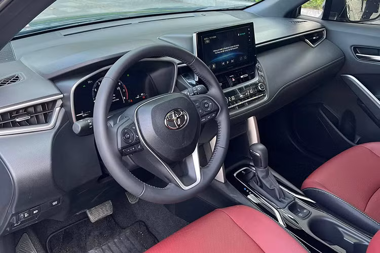 Những tiện ích hiện đại khác bao gồm cổng sạc USB Type-C, phanh đỗ điện tử và hệ thống giữ phanh tự động. Ngoài ra, mẫu SUV cỡ B này còn có kính trần toàn cảnh mới. Khi mua mẫu SUV cỡ B này, khách hàng Việt Nam có thể chọn nội thất màu đen hoặc đỏ với đường chỉ khâu thực tế trên ghế da.