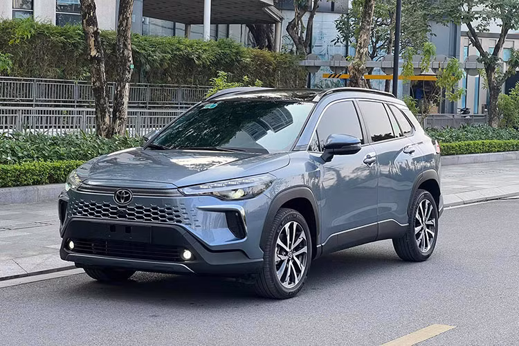 Toyota Corolla Cross 2024 chay 2.000km, lo 100 trieu o Ha Noi