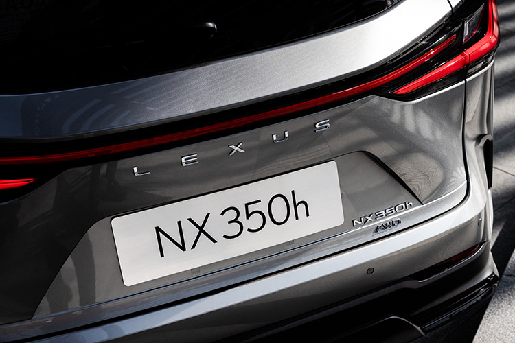 Phiên bản NX350h sử dụng hệ thống dẫn động bốn bánh toàn thời gian AWD E-Four, động cơ hybrid 2.5 lít, 4 kì, 4 xi lanh thẳng hàng cung cấp khả năng tăng tốc tuyến tính liền mạch, đáp ứng chính xác hoạt động tăng tốc của người lái đồng thời tiết kiệm nhiên liệu.