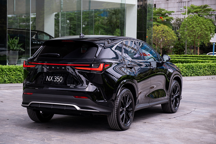 Với ngôn ngữ thiết kế thế hệ mới của thương hiệu xe sang đình đám Nhật Bản, Lexus NX 2022 tại Việt Nam tạo nên sự khác biệt độc đáo thông qua việc tập trung nhấn mạnh vào các tỷ lệ mang lại diện mạo thể thao và phù hợp với hiệu suất vận hành, chức năng và vẻ đẹp tinh giản đến từ các công nghệ crossover mới.