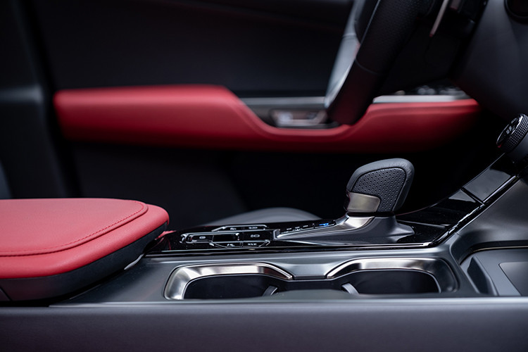 Trên NX 350 F Sport sẽ có nhiều chi tiết đặc biệt như ghế bọc da phối 2 màu, bộ bàn đạp bằng nhôm, chất liệu nội thất NuLuxe độc quyền, vô lăng thể thao, ốp bậc cửa đặc biệt và những chi tiết trang trí bằng nhôm xước. Các tính năng an toàn gômg; hỗ trợ đỗ xe thông minh Lexus Teammate Advance Park, ngăn va chạm sớm, hệ thống đèn pha thích ứng, hỗ trợ bám làn đường và kiểm soát hành trình ở mọi dải tốc độ...