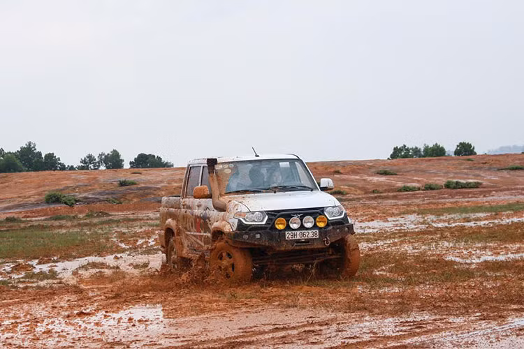 Đây là lần đầu tiên cô gái trẻ 9x này tham gia chạy xe địa hình, nhưng chỉ sau một thời gian bỡ ngỡ thì có bắt đầu hòa nhập với cuộc chơi. Chiếc UAZ Pickup mà Linh lái cũng chính là chiếc xe đăng ký tham dự hạng thi xe bán tải trong giải đấu VOC 2017.