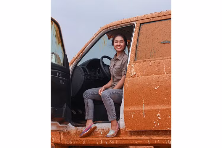 Đường đua ofroad không dành cho những người yếu tim, và nhất là những cô gái mới lần đầu lái xe địa hình. Tuy nhiên, cô nàng 9x - Linh Đỗ đã không hề mất bình tĩnh trong vài tình huống mất lái khi chạy thử địa hình bùn trơn và điều đó luôn thể hiện ở nụ cười trên môi. 