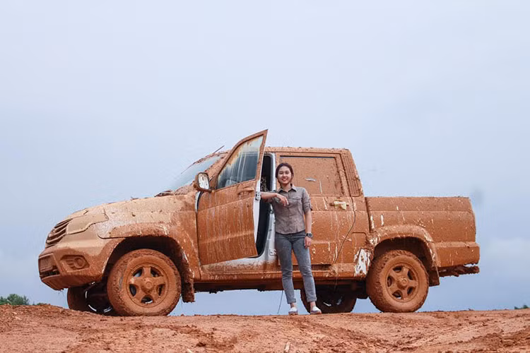 Trong buổi tập dượt này, cô gái 9X cũng đã dễ dàng thực hiện các thao tác cài cầu 4H, 4L để thực hiện các bài di chuyển trên địa hình khó. Thậm chí là một vài kỹ thuật “drift” trên bùn trơn khiến cánh mày râu thán phục.