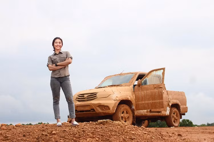 Linh Đỗ là cô gái trẻ sinh năm 1995 được cộng đồng chơi xe Việt Nam biết đến sau khi tham gia tự tay độ chiếc Honda LA250 lên dáng Classic độc đáo nhất Hà Thành. Mới đây, cô nữ sinh cá tính này lại tiếp tục thử sức với bộ môn off-road bằng chiếc xe ôtô bán tải UAZ tại đường đua Vietnam Offroad Cup 2017 (VOC).