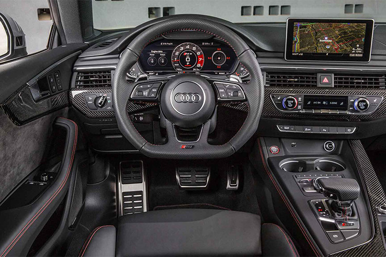 Bước vào trong nội thất, Coupe Audi RS5 2018 sở hữu cặp ghế ngồi thể thao với tùy chọn bọc da Nappa cao cấp chần chỉ vân kim cương, vô-lăng đa chức năng RS với đáy phẳng theo phong cách xe đua, logo RS đặt ở nhiều chi tiết trong cabin và bảng đồng hồ kỹ thuật số Virtual Cockpit có giao diện chế độ hiển thị đặc biệt.