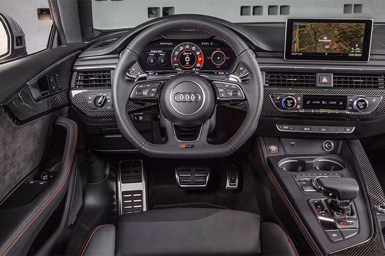 Bước vào trong nội thất, Coupe Audi RS5 2018 sở hữu cặp ghế ngồi thể thao với tùy chọn bọc da Nappa cao cấp chần chỉ vân kim cương, vô-lăng đa chức năng RS với đáy phẳng theo phong cách xe đua, logo RS đặt ở nhiều chi tiết trong cabin và bảng đồng hồ kỹ thuật số Virtual Cockpit có giao diện chế độ hiển thị đặc biệt.