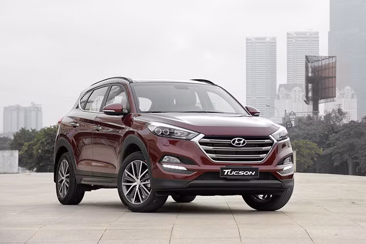 Mẫu xe Hyundai Tucson đời 2016 là thế hệ thứ 3 của dòng xe này và ra mắt thị trường Việt Nam vào tháng 8/2015. Tại thời điểm đó, Hyundai Tucson đạt doanh số 4 triệu xe bán ra chỉ trong vòng 11 năm ra đời và phát triển và là một trong những mẫu xe mang tính quan trọng với Hyundai tại thị trường Việt Nam.