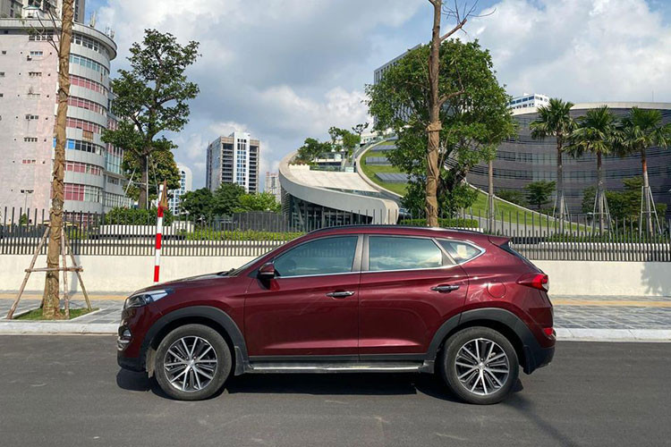 Hyundai Tucson 2020 phiên bản nâng cấp đã bán ra tại Việt Nam từ giữa năm 2019 và thế hệ mới cũng sẽ về nước trong thời gian không xa, tuy nhiên không vì thế mà mất đi độ hot của những chiếc Tucson cũ. Đơn cử như chiếc Hyundai Tucson đời cũ 2016 trong bài viết này, nó đã lăn bánh được tới gần 6 năm với hơn 45.000 km và mới đây được chủ nhân chào bán trên sàn xe cũ Hà Nội.