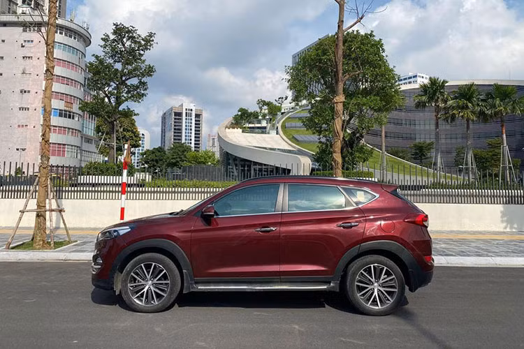 Hyundai Tucson 2020 phiên bản nâng cấp đã bán ra tại Việt Nam từ giữa năm 2019 và thế hệ mới cũng sẽ về nước trong thời gian không xa, tuy nhiên không vì thế mà mất đi độ hot của những chiếc Tucson cũ. Đơn cử như chiếc Hyundai Tucson đời cũ 2016 trong bài viết này, nó đã lăn bánh được tới gần 6 năm với hơn 45.000 km và mới đây được chủ nhân chào bán trên sàn xe cũ Hà Nội.