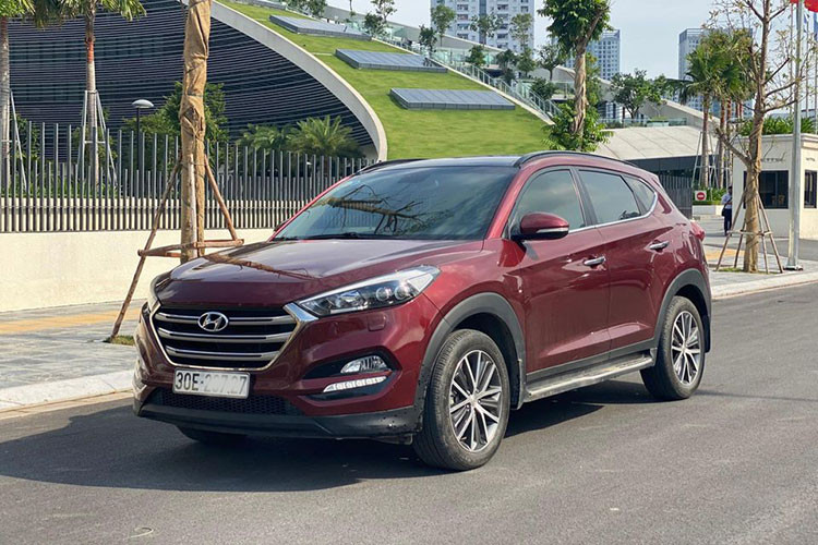 Khi mới ra mắt tại Việt Nam, giá xe Hyundai Tucson 2016 từ 925 triệu đồng cho phiên bản thường và 995 triệu đồng cho phiên bản đặc biệt. Chiếc xe trong bài viết này là Hyundai Tucson 2.0 máy xăng đặc biệt đời 2016, sau khoảng hơn 5 năm lăn bánh hiện nó đang được chủ nhân chào bán hơn 700 triệu đồng (chỉ rẻ hơn khoảng 200 triệu so với thời điểm mới ra mắt cách đây 6 năm).