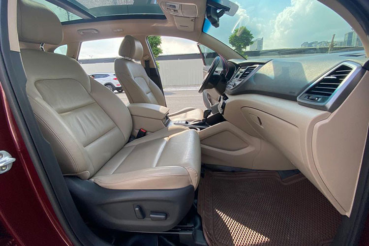 Cửa sau xe có khả năng đóng mở bằng điện, và có cảm ứng đặt dưới cản. Trong trường hợp đang bê vác nặng, người dùng chỉ cần quẹt chân dưới cản, cửa sau sẽ tự động mở. Ghế lái của xe có thể chỉnh điện 10 hướng, ghế phụ chỉnh điện 8 hướng. Một tính năng chỉ xuất hiện trên bản Tucson cao cấp nhất là cửa sổ trời Panorama.