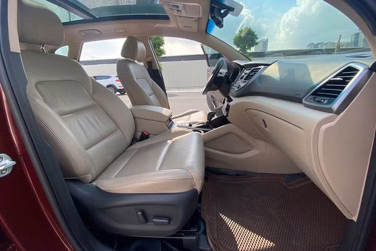 Cửa sau xe có khả năng đóng mở bằng điện, và có cảm ứng đặt dưới cản. Trong trường hợp đang bê vác nặng, người dùng chỉ cần quẹt chân dưới cản, cửa sau sẽ tự động mở. Ghế lái của xe có thể chỉnh điện 10 hướng, ghế phụ chỉnh điện 8 hướng. Một tính năng chỉ xuất hiện trên bản Tucson cao cấp nhất là cửa sổ trời Panorama.