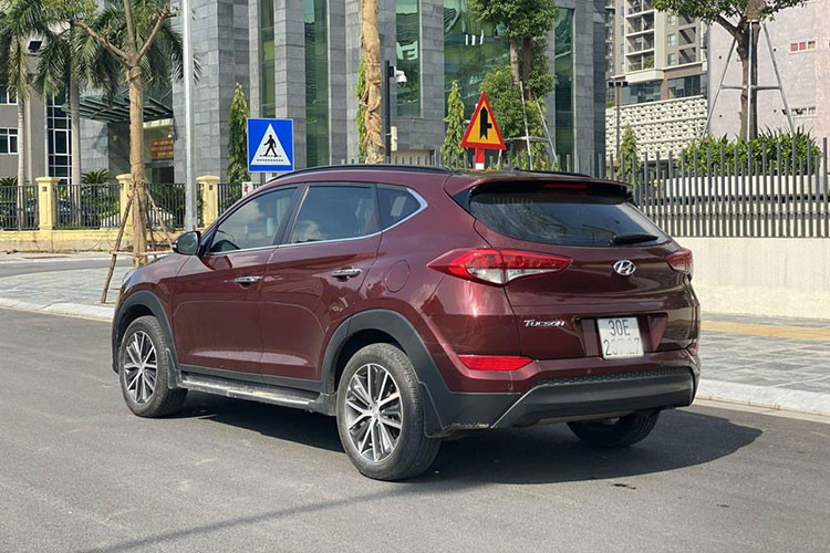 Các trang bị an toàn của Hyundai Tucson 2016 cũng được hãng xe Hàn QUốc chú trọng với 6 túi khí, ABS, EBD, ESC, hệ thống hỗ trợ khởi hành ngang dốc HAC, hỗ trợ xuống dốc DBC, cảm biến tốc độ khóa cửa tự động, cảm biến lùi cảnh báo va chạm phía sau xe cùng hệ thống chống trộm Immobilizer…