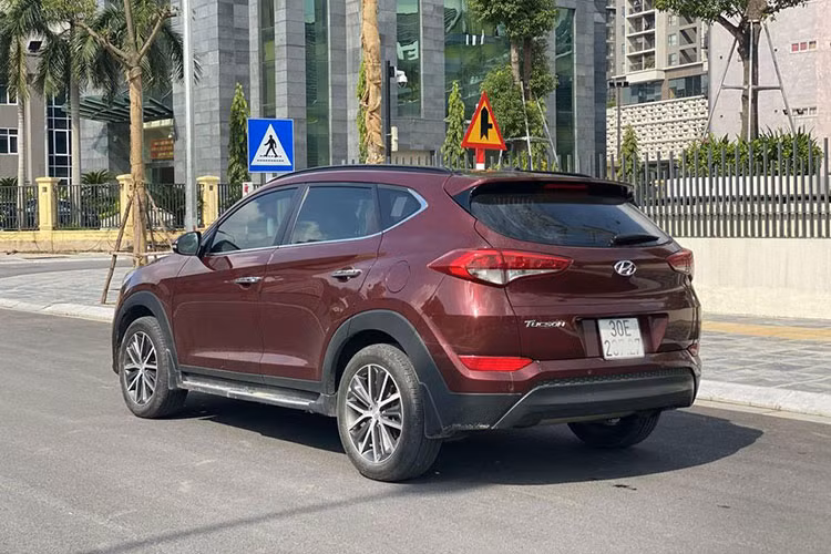 Các trang bị an toàn của Hyundai Tucson 2016 cũng được hãng xe Hàn QUốc chú trọng với 6 túi khí, ABS, EBD, ESC, hệ thống hỗ trợ khởi hành ngang dốc HAC, hỗ trợ xuống dốc DBC, cảm biến tốc độ khóa cửa tự động, cảm biến lùi cảnh báo va chạm phía sau xe cùng hệ thống chống trộm Immobilizer…