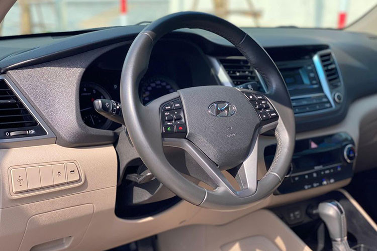 Do có khung sàn mới với trục cơ sở lớn hơn (2670 mm) nên không gian nội thất của Tucson mới rộng rãi hơn, đặc biệt là tại hàng ghế sau. Khi gập cả 2 ghế xuống, Hyundai Tucson 2016 đem tới không gian cho hành lý có thể tích được xem là lớn nhất nhì trong phân khúc tại thời điểm đó.