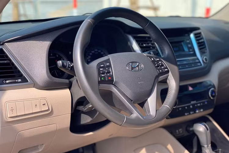 Do có khung sàn mới với trục cơ sở lớn hơn (2670 mm) nên không gian nội thất của Tucson mới rộng rãi hơn, đặc biệt là tại hàng ghế sau. Khi gập cả 2 ghế xuống, Hyundai Tucson 2016 đem tới không gian cho hành lý có thể tích được xem là lớn nhất nhì trong phân khúc tại thời điểm đó.