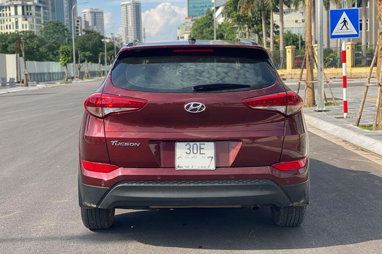 Phần đuôi của Hyundai Tucson 2016 có thiết kế gọn gàng nhưng thể thao, khá giống với "người anh em" 20 Active đã khai tử tại Việt Nam. Đèn hậu với thiết kế thuôn dài, sử dụng công nghệ LED, được bộ mâm 17 inch 2 tông màu... Xe sở hữu kích thước Dài x Rộng x Cao lần lượt là 4.475 x 1.850 x 1.660 (mm), dài và rộng hơn so với phiên bản trước đó.