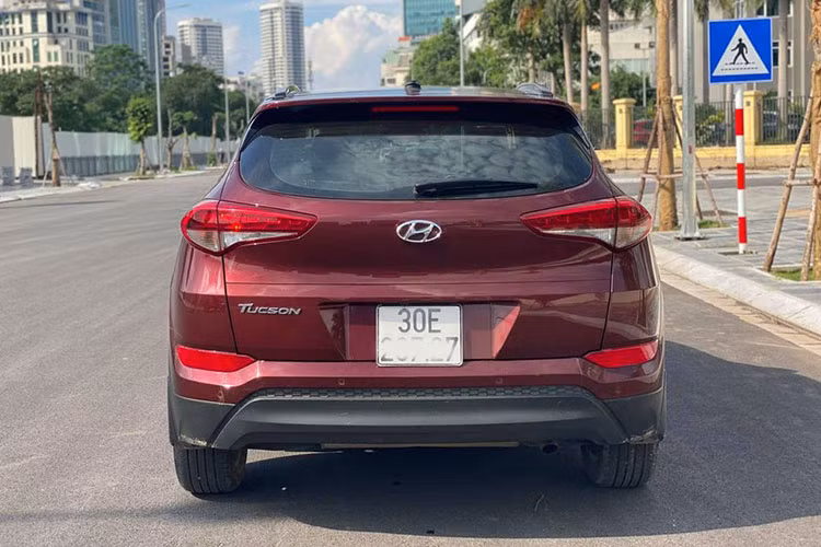 Phần đuôi của Hyundai Tucson 2016 có thiết kế gọn gàng nhưng thể thao, khá giống với "người anh em" 20 Active đã khai tử tại Việt Nam. Đèn hậu với thiết kế thuôn dài, sử dụng công nghệ LED, được bộ mâm 17 inch 2 tông màu... Xe sở hữu kích thước Dài x Rộng x Cao lần lượt là 4.475 x 1.850 x 1.660 (mm), dài và rộng hơn so với phiên bản trước đó.