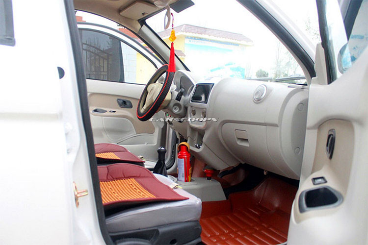 Ở phía sau, hãng xe Trung Quốc tiếp tục mang cặp ống xả hầm hố của Mercedes GLE lên chiếc xe điện của mình. Cả GLE và Evoque nhái đều được xây dựng trên cùng một nền tảng và hệ thống truyền động. Bên trong, hai chiếc xe này cũng chia sẻ thiết kế khoang nội thất với nhau.