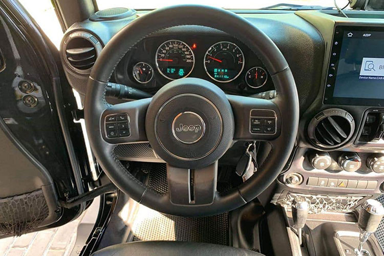 Bảng táp-lô đơn giản với cụm 4 đồng hồ thông số. Hệ thống giải trí trên xe được trang bị một màn hình giải trí đa phương tiện kết nối với với các thiết bị cầm tay. chức năng điều khiển bằng giọng nói... Vô lăng xe dạng 3 chấu thể thao cũng được trang bị các nút bấm tiện ích.