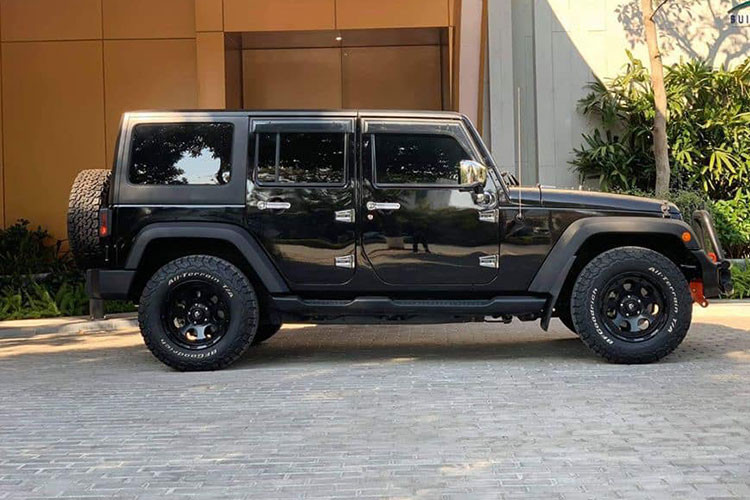 Các chi tiết ngoại thất khác điển hình của xe địa hình Jeep Wrangler như cản trước làm từ khung kim loại bọc nhựa bên ngoài. Tại đây bố trí 2 móc để gắn dây tời kéo. Vòm bánh xe lớn cũng có khung kim loại bên trong và bọc nhựa bên ngoài. Mâm xe có thiết kế bắt mắt kích thước 17 inch đi kèm lốp offroad chuyên nghiệp kích thước 255/75.