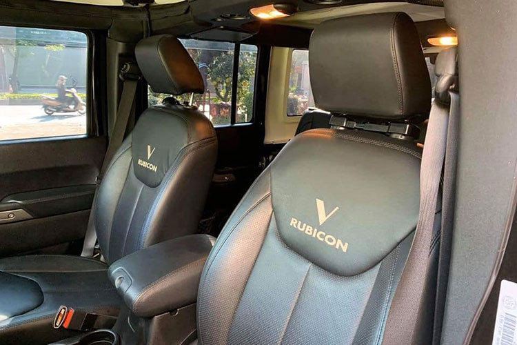 Là một mẫu xe địa hình, eep Wrangler Unlimited Sport sở hữu hàng ghế sau đủ dùng cho ba người nhưng không gian để chân không được rộng và thoải mái như nhiều mẫu SUV khác. Xe sở hữu hệ thống điều hoà hai vùng, kính trên xe là loại cách nhiệt trang bị sẵn.