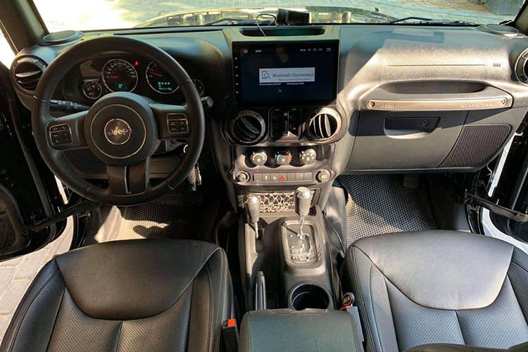 Nội thất bên trong xe làm hài lòng những bất cứ tín đồ nào ham muốn dịch chuyển và yêu một chiếc xe hơi đúng nghĩa với màu đen và một số chi tiết mạ bạc. Không quá cầu kỳ trong từng chi tiết, thậm chí chỉ là các hình khối vuông và tròn. Hệ thống ghế ngồi trên xe bọc gỉa da Nappa cao cấp chống bụi, nấm mốc và điều chỉnh cơ.