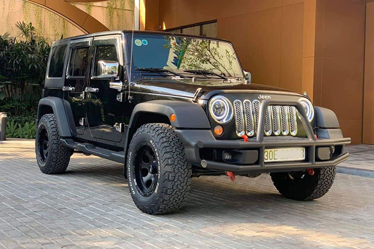 Mẫu xe Jeep Wrangler Unlimited Sport 3.6L vẫn dựa trên những tiêu chí của một chiếc xe địa hình danh tiếng theo chuẩn Mỹ: mạnh mẽ, chắc chắn, và thực dụng. Vóc dáng vuông vức với đặc điểm nhận dạng của xe cùng “thanh chắn tản nhiệt 7 khe” đặc trưng của họ nhà Jeep khiến những người không đam mê xe Jeep khó mà phân biệt được phiên bản Wrangler khác, nếu không nhờ hàng chữ hai bên sườn nắp ca-pô.