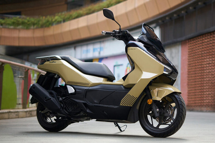 Nhà sản xuất Wuyang Honda của Trung Quốc khẳng định đây là chiếc xe tay ga thể thao đa dụng (SUV) mạnh mẽ với nhiều tính năng vượt trội, phù hợp với đa dạng nhu cầu sử dụng.