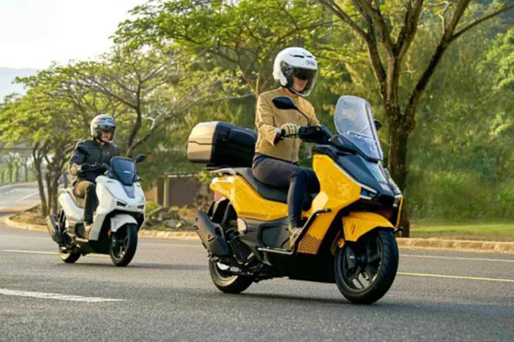 Mức giá xe Honda NWG150 2025 có mức bán ra khởi điểm tại thị trường Trung Quốc là 16.980 nhân dân tệ (tương đương 59,84 triệu đồng) cho bản tiêu chuẩn, và 17.980 nhân dân tệ (khoảng 63,37 triệu đồng) cho bản hành trình.