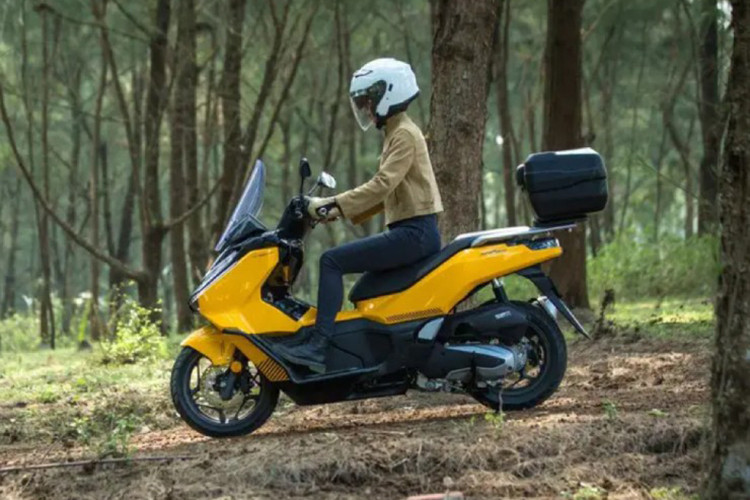 Xe vẫn sử dụng động cơ 149cc như HOnda PCX 150, nhưng đã được nâng cấp với công nghệ EW15 do chính Wuyang Honda phát triển, mang lại công suất cực đại 11,4 mã lực (kW) và mô-men xoắn cực đại 14,4 Nm, mạnh mẽ hơn một chút so với PCX 150.