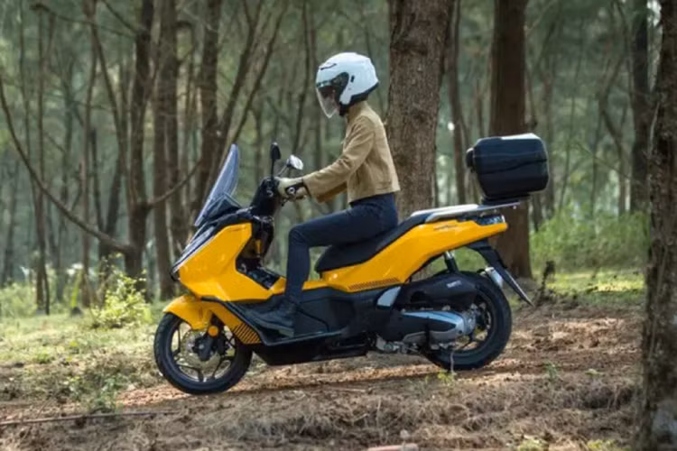 Xe vẫn sử dụng động cơ 149cc như HOnda PCX 150, nhưng đã được nâng cấp với công nghệ EW15 do chính Wuyang Honda phát triển, mang lại công suất cực đại 11,4 mã lực (kW) và mô-men xoắn cực đại 14,4 Nm, mạnh mẽ hơn một chút so với PCX 150.