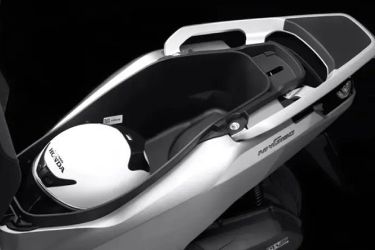 Điểm nổi bật tiếp theo là thiết kế đèn hậu đơn giản nhưng tinh tế và phần tay vịn phía sau đa năng, giúp người dùng dễ dàng mang theo đồ đạc trong suốt hành trình.