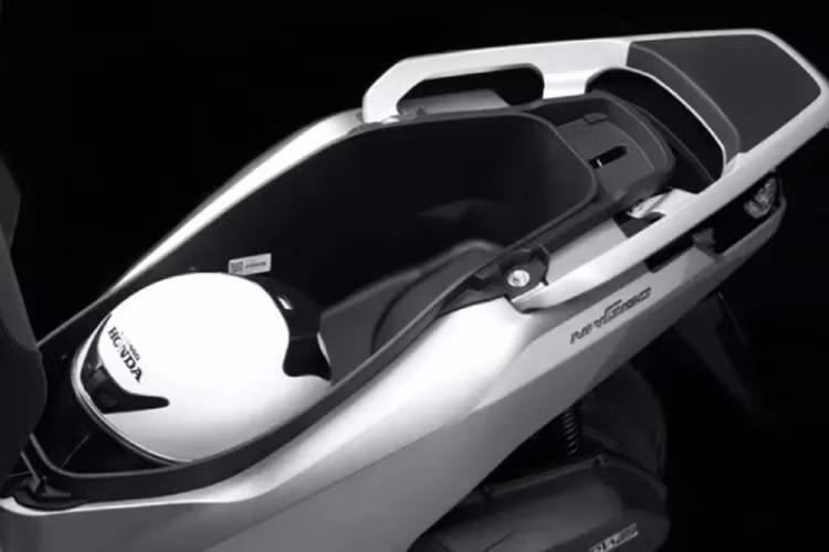 Điểm nổi bật tiếp theo là thiết kế đèn hậu đơn giản nhưng tinh tế và phần tay vịn phía sau đa năng, giúp người dùng dễ dàng mang theo đồ đạc trong suốt hành trình.