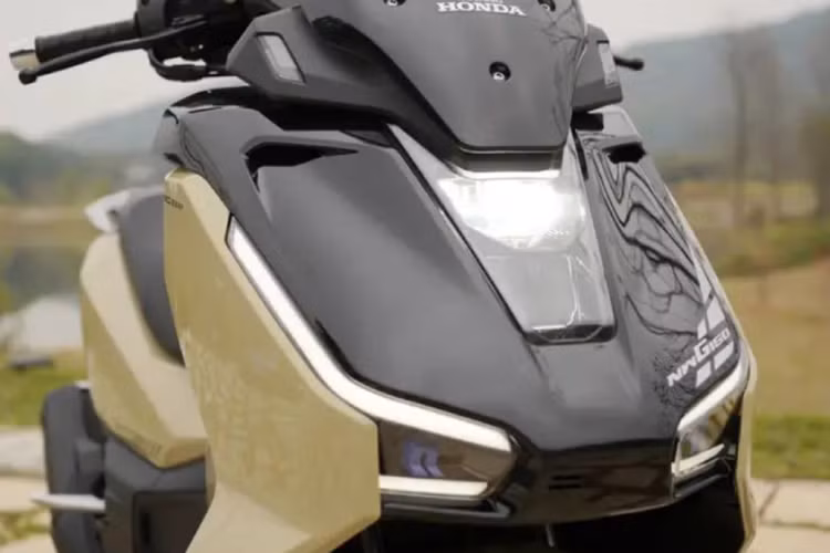 Về thiết kế, NWG150 cũng có sự khác biệt rõ rệt so với PCX 150. Thân xe có kiểu dáng góc cạnh và mạnh mẽ hơn, đặc biệt là phần mặt trước với những đường nét cứng cáp, tạo nên vẻ ngoài đầy cá tính.